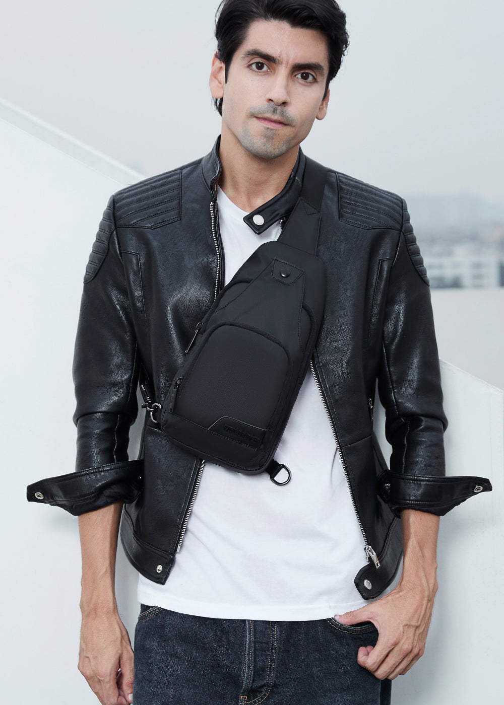 Crossbody-Tasche Solid Pro von Arctic Hunter, präsentiert von Model in moderner Streetwear