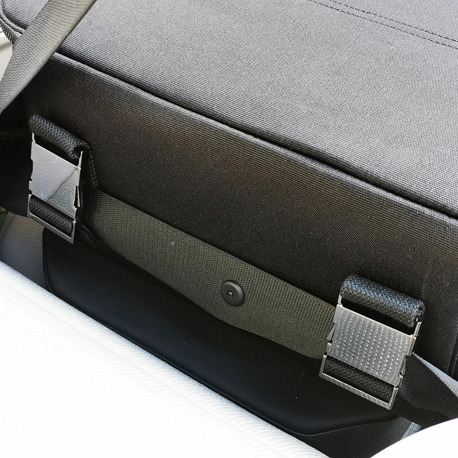 CSOS Car Organizer Tasche sicher mit dem Autosicherheitsgurt am Beifahrersitz fixiert.