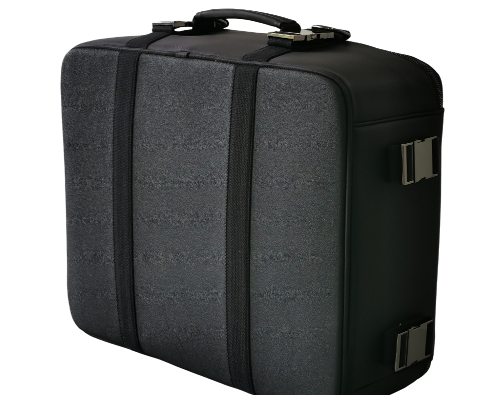 Rückseite der CSOS Sitz-Tasche – stabile Gurtbefestigung und Antirutsch-Material für sicheren Halt auf Beifahrersitz oder Rücksitz.