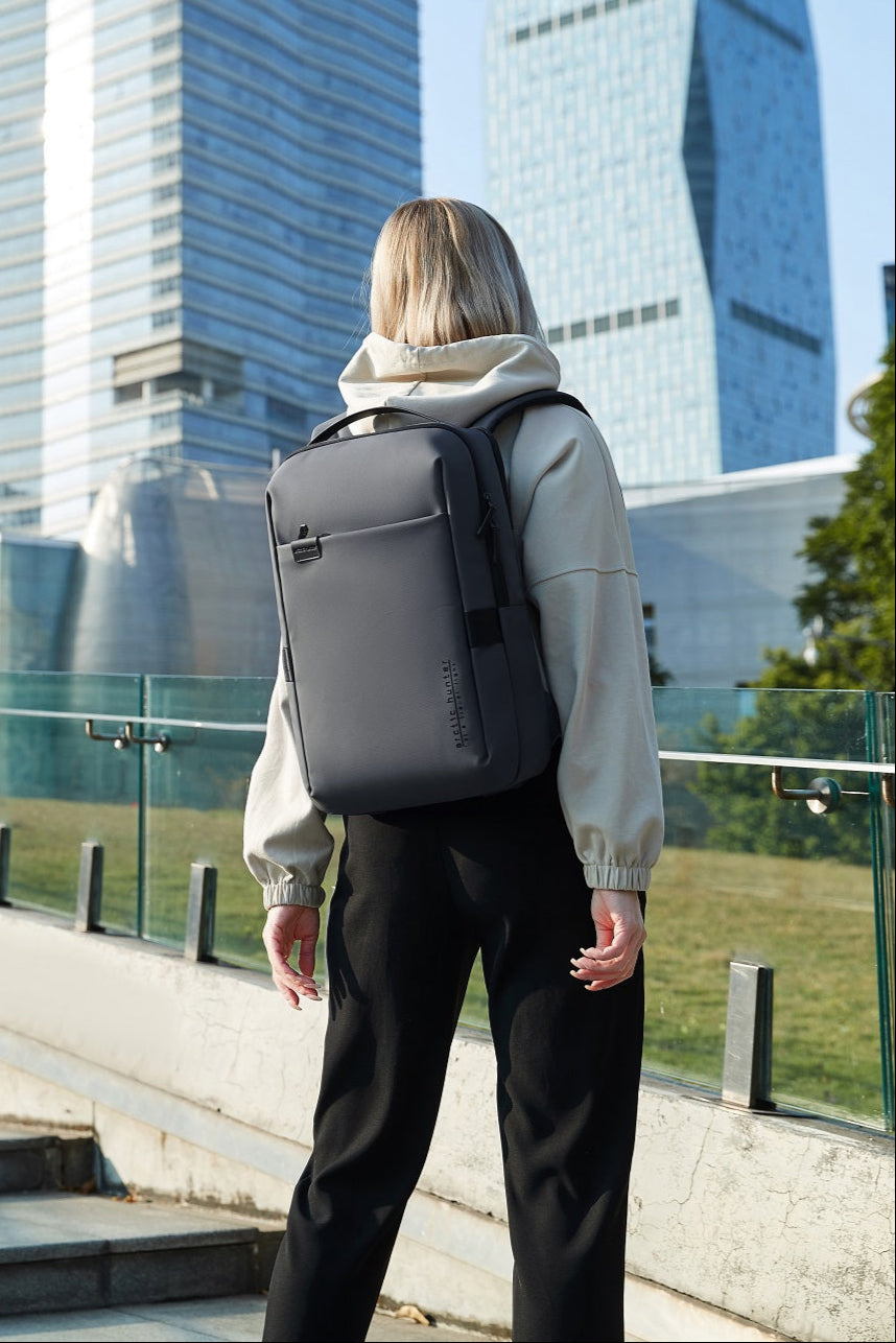 Damen Model mit Easycary Rucksack – eleganter und kompakter Rucksack für Uni, Reisen und Freizeit