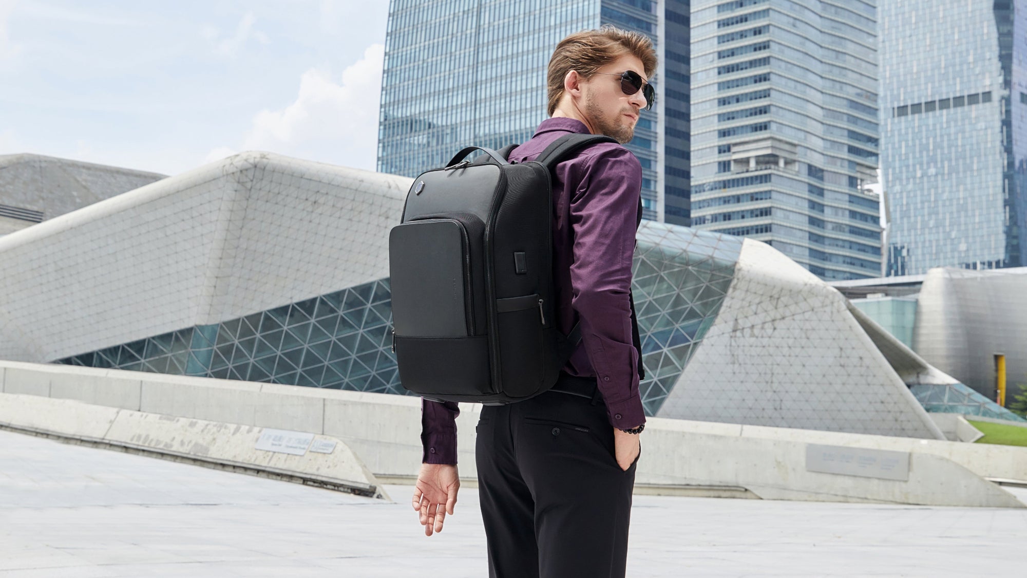 Mann im Business-Outfit trägt Herren Rucksack bei Bewegung im Alltag – ideal für Arbeit, Reisen und modernen Business-Lifestyle