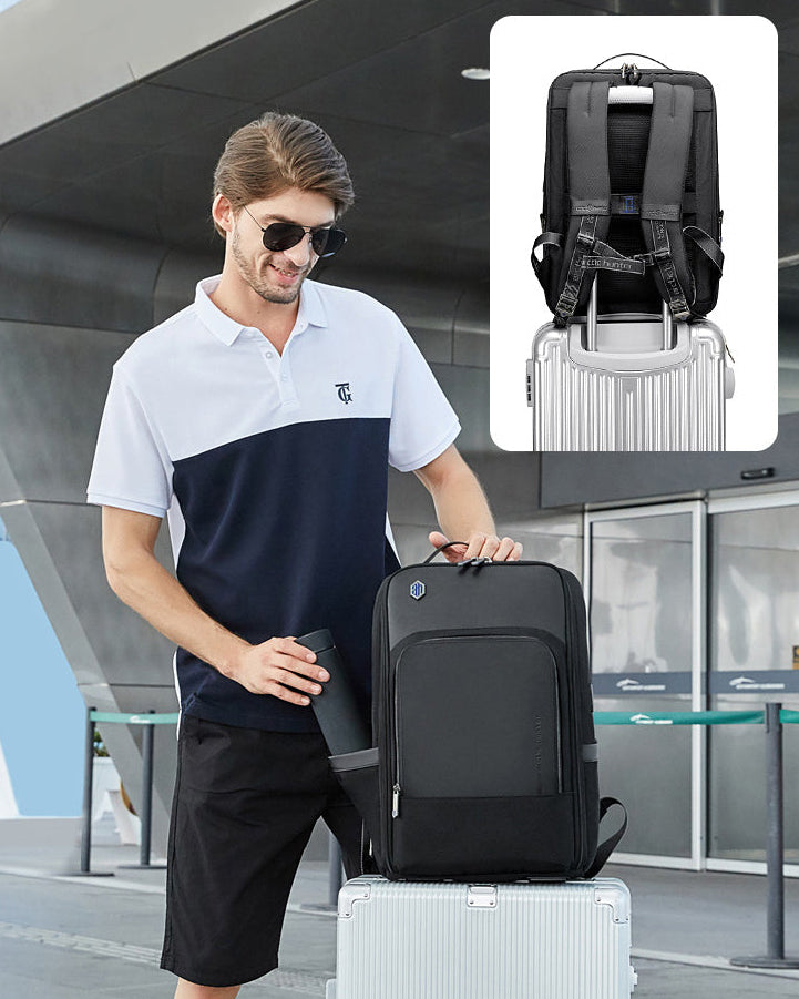 Herren Rucksack mit Trolley-Gurt am Koffer befestigt – ideal als Handgepäck für Reisen und Flughafen