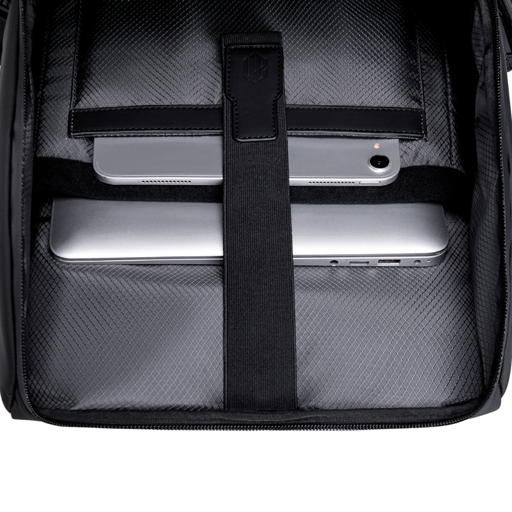 Jet Black Rucksack mit gepolstertem Laptop- und Tabletfach – kratzfest und sicher geschützt.