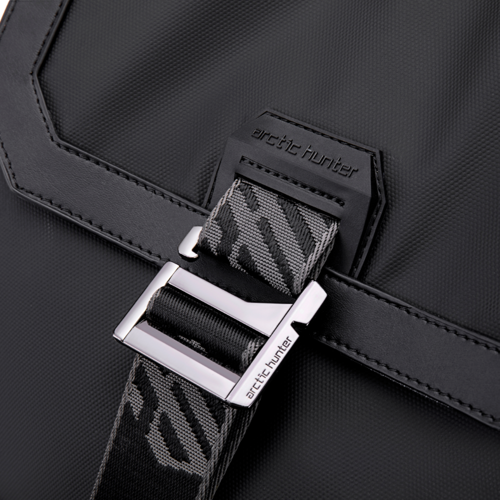 Jet Black Rucksack mit hochwertiger Metallschnalle – individuell anpassbar und aus edlem Material für eleganten Look