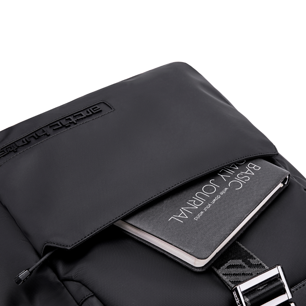 Jet Black Rucksack mit praktischer Vordertasche – schneller Zugriff auf wichtige Dinge.