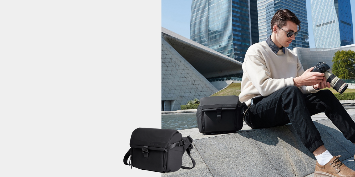 Fotograf sitzt mit der ArcticFlex Pro Kameratasche und Kamera in der Stadt – bereit für kreative Aufnahmen und unterwegs inspiriert.
