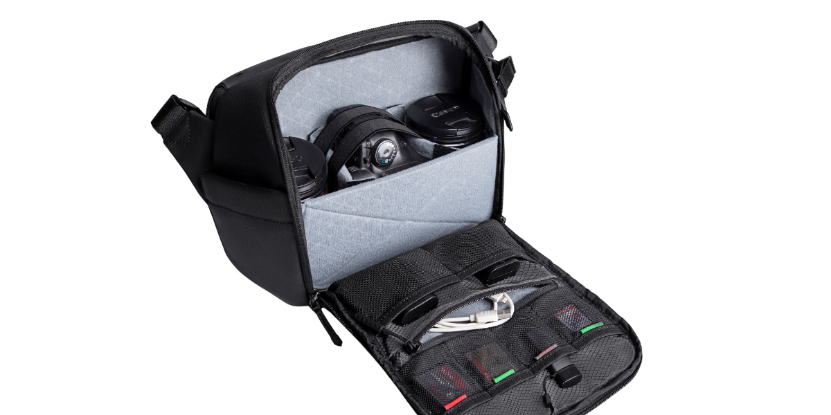 ArcticFlex Pro Kameratasche mit Kamera, Objektiven und Zubehör – zeigt durchdachtes Innenlayout und perfekte Organisation