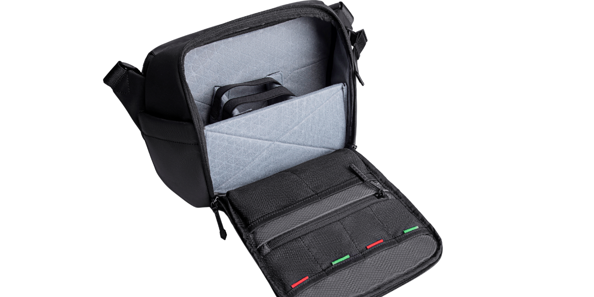 ArcticFlex Pro Kameratasche geöffnet – leerer Innenraum mit abnehmbarer Trennwand und Netzfächern für Zubehör.