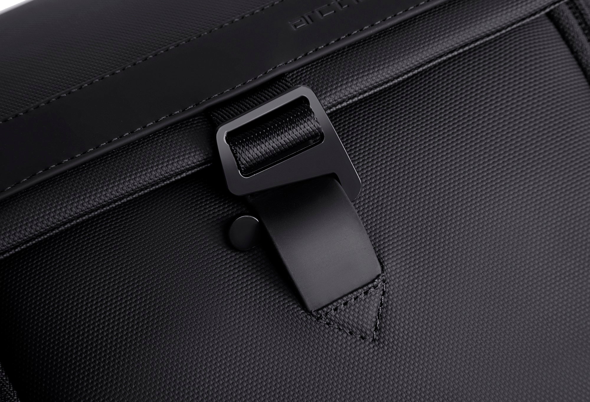 Detailaufnahme des hochwertigen Metallverschlusses der ArcticFlex Pro Kameratasche – präzise verarbeitet und langlebig.