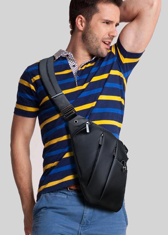 Model trägt VertoXB Crossbody ergonomisch – lässiger Stil für freizeit