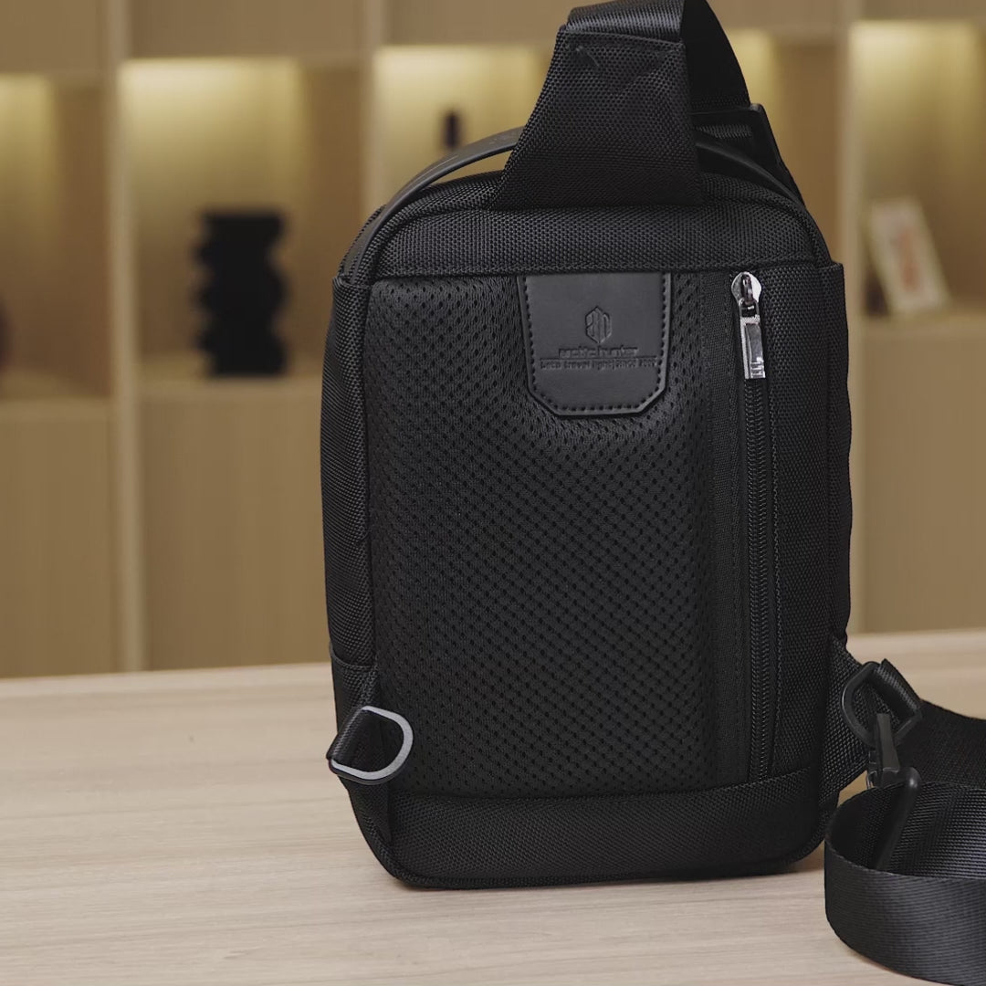 Video zeigt, wie ein iPad, Smartphone, Dokumente und weitere Business-Essentials in der EliteComps Crossbody Tasche verstaut werden.