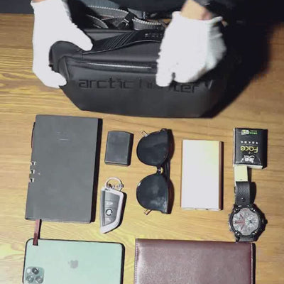 Video zeigt, wie Smartphone, Geldbörse, Schlüssel und weitere Essentials in der Freeway Sling verstaut werden und wie die Crossbody Tasche von einem Mann im Alltag und auf Reisen getragen wird.