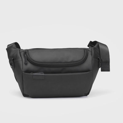 Video zeigt, wie Smartphone, Schlüssel, Geldbörse und weitere Essentials in der Whizy Crossbody Tasche verstaut werden. Anschließend wird die Tasche von einem Mann und einer Frau im Alltag getragen.