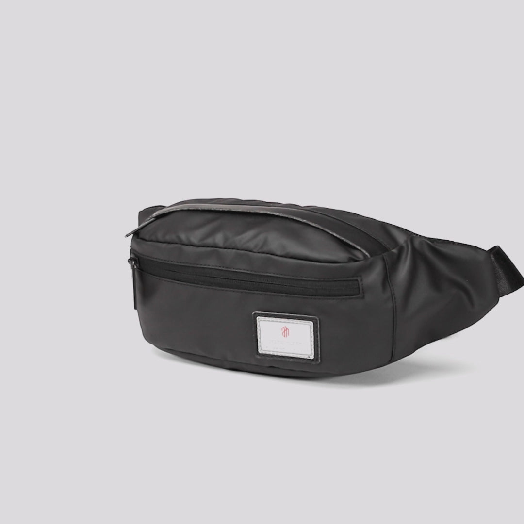 Video zeigt, wie Smartphone, Geldbörse, Schlüssel und weitere Essentials in der Drifty Crossbody Tasche verstaut werden und wie ein Mann und eine Frau sie zu verschiedenen Outfits im Alltag und auf Reisen tragen.