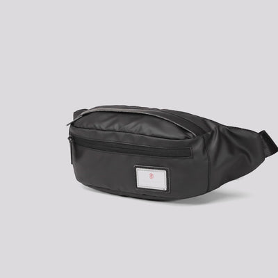 Video zeigt, wie Smartphone, Geldbörse, Schlüssel und weitere Essentials in der Drifty Crossbody Tasche verstaut werden und wie ein Mann und eine Frau sie zu verschiedenen Outfits im Alltag und auf Reisen tragen.