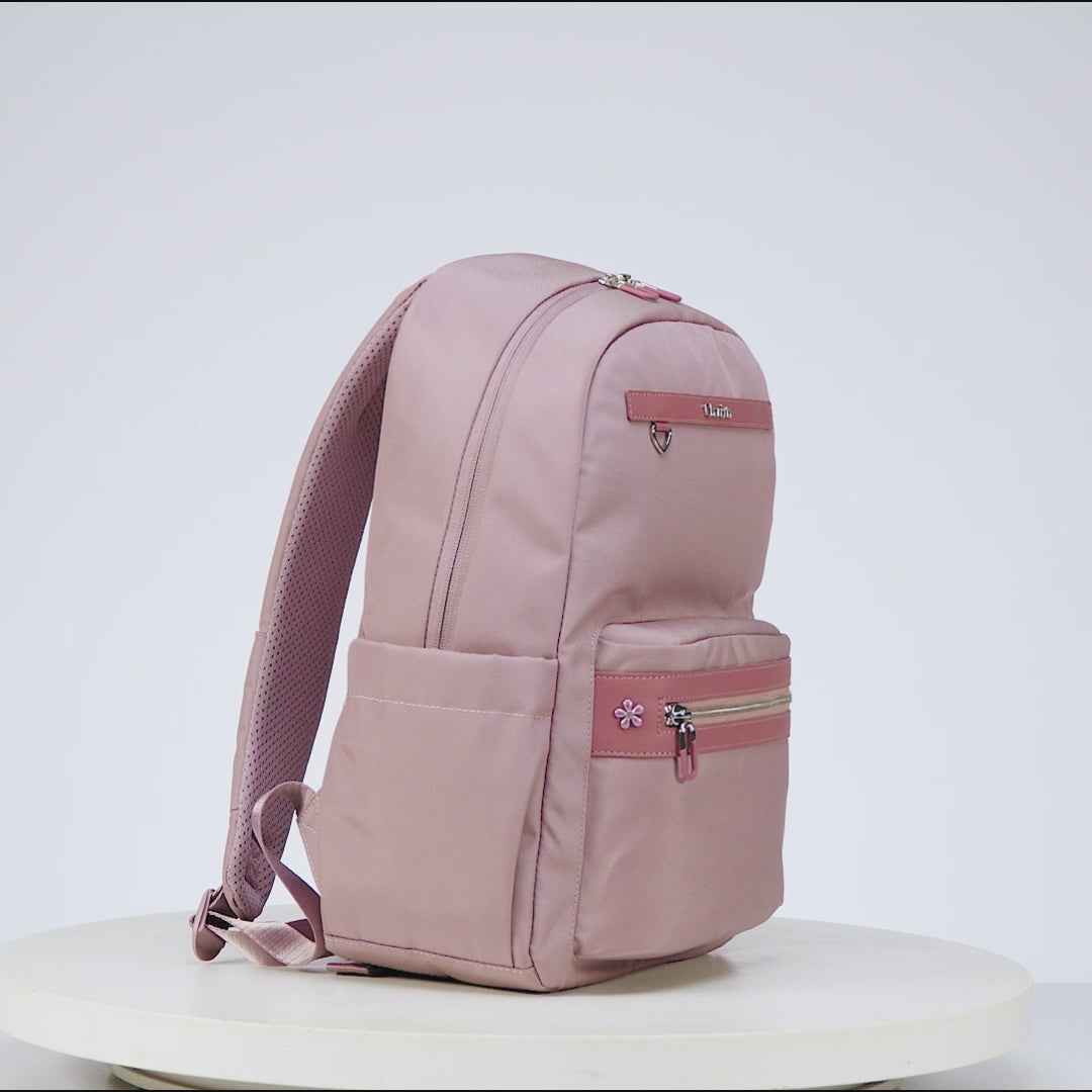 Video zeigt, wie Laptop, Tablet, Trinkflasche und weitere Essentials ordentlich im Chantria 649 Damenrucksack verstaut werden.
