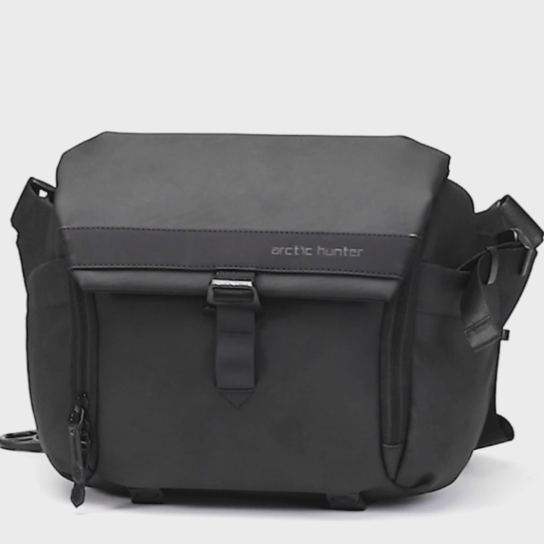 Video zeigt, wie Kamera, Objektive und weiteres Kamera-Zubehör übersichtlich in der ArcticFlex Pro verstaut werden. Anschließend wird die Tasche am Model getragen und in der Anwendung präsentiert.