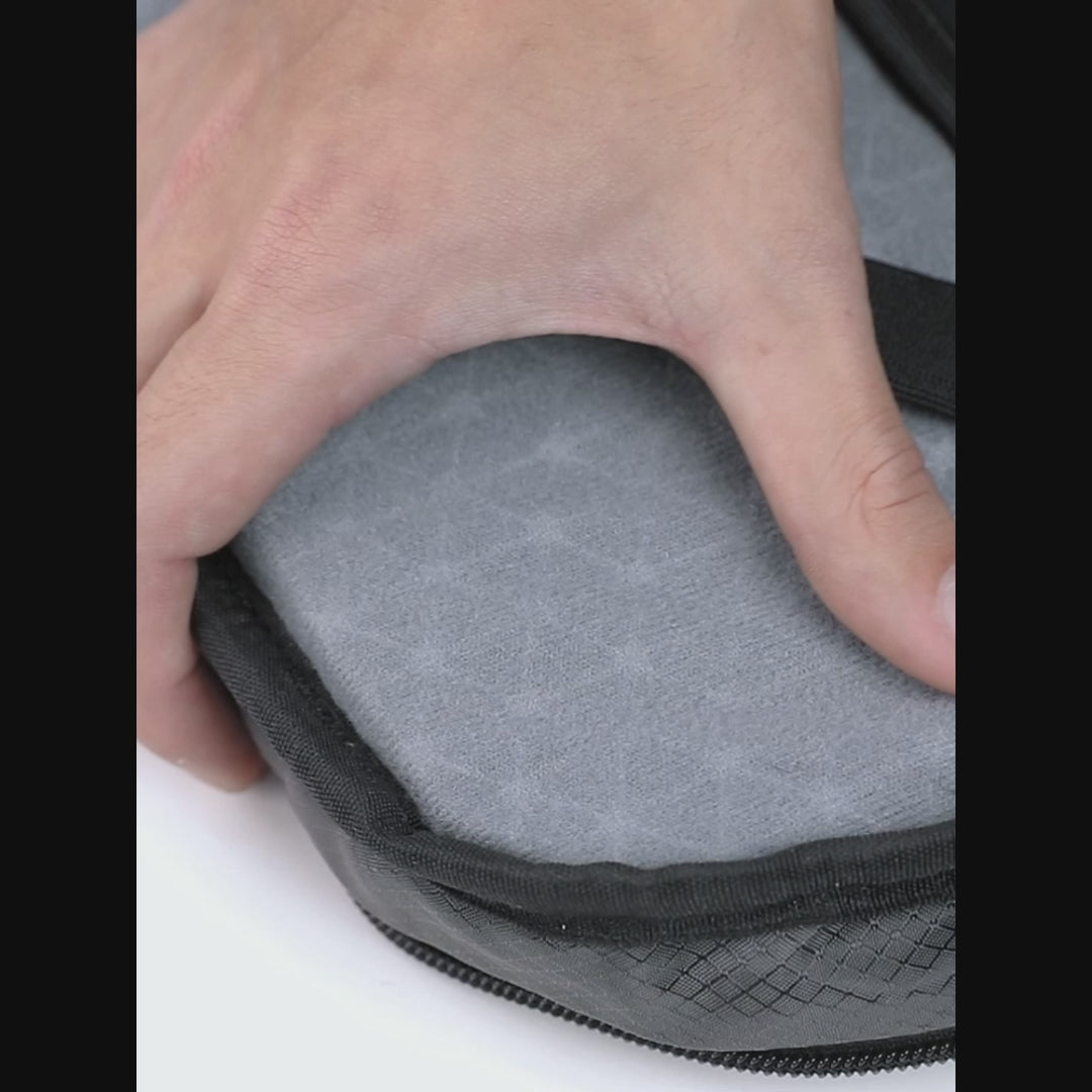 Flexipack Rucksack beim Packen mit Laptopfach und praktischen Fächern für Arbeit, Alltag und Reisen