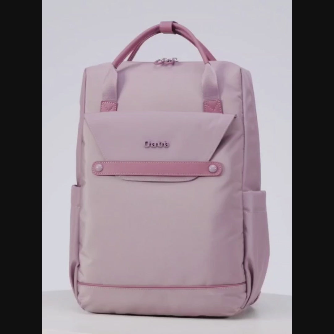 Video zeigt die Details des Chantria Damen Rucksacks und wie persönliche Gegenstände im Innenraum verstaut werden.
