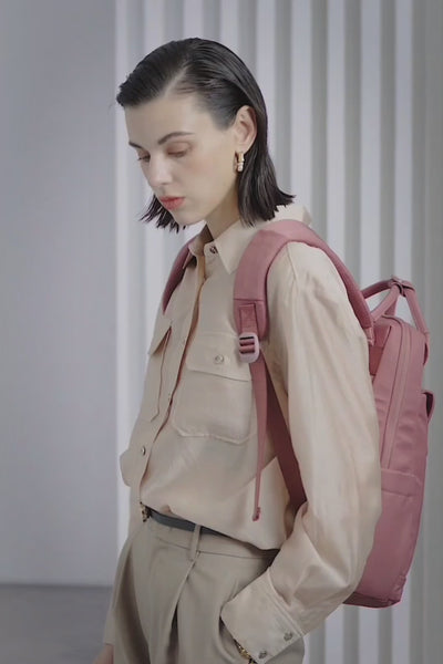 Personen tragen Arctic Hunter Rucksäcke und Umhängetaschen im urbanen Alltag, Lifestyle-Shot-2