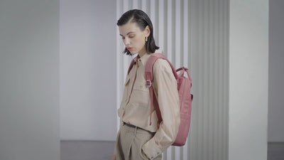 Personen tragen Arctic Hunter Rucksäcke und Umhängetaschen im urbanen Alltag, Lifestyle-Shot