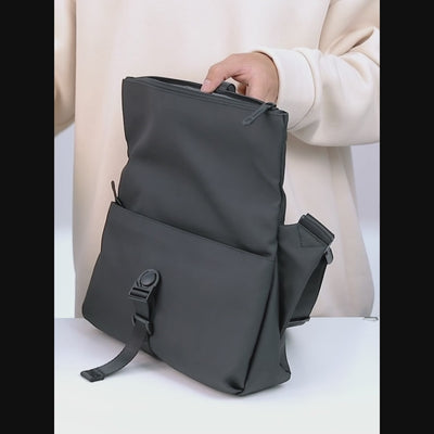 Video zeigt, wie Tablet, Geldbörse, Schlüssel und weitere Gegenstände in der Charm Crossbody Tasche verstaut werden. Anschließend wird die Tasche von einem Mann und einer Frau getragen gezeigt.