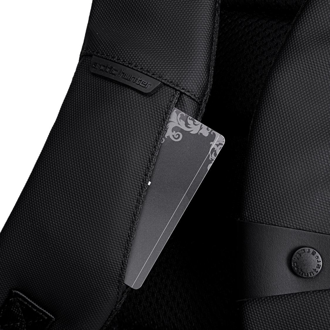 Verstecktes Kartenfach am Schultergurt des Arctic Hunter Rucksacks für schnellen und sicheren Zugriff