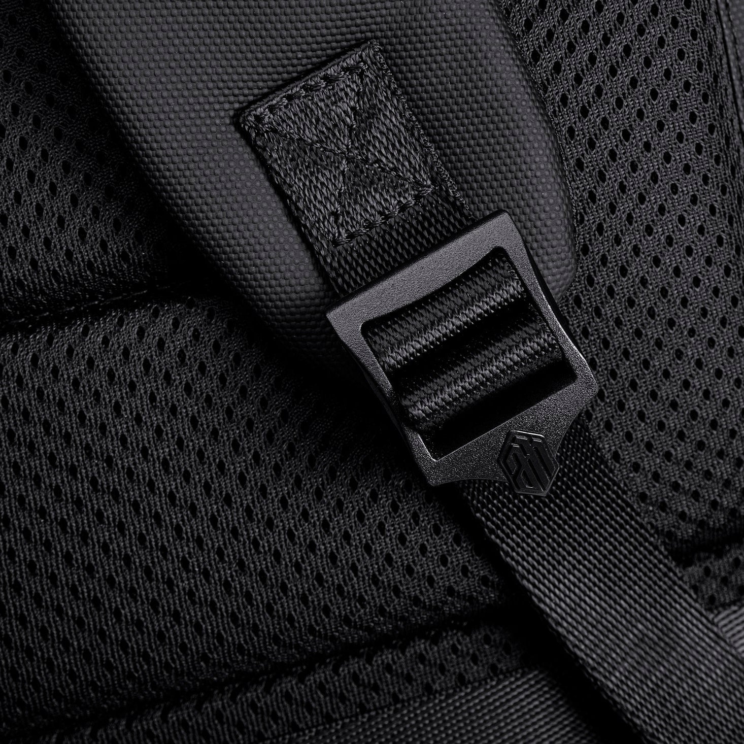 Ergonomischer, verstellbarer Schultergurt mit robuster Schnalle am Arctic Hunter Rucksack