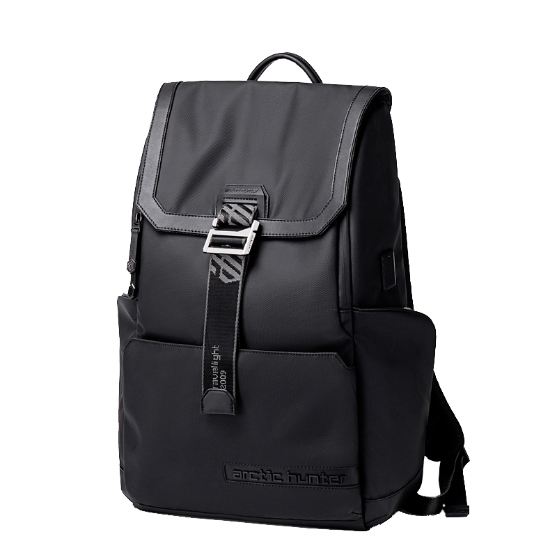 Der SC Bag Jet Black Rucksack in edlem Schwarz mit markantem Verschlussgurt und minimalistischem Design für Business und Freizeit