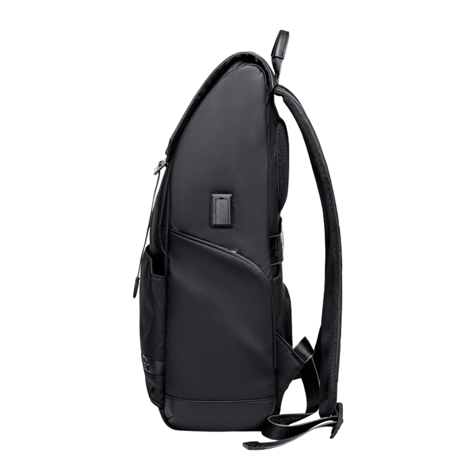 Seitenprofil des Jet Black Rucksacks zeigt die schlanke Form, die robuste Verarbeitung und das diskrete Laptopfach.