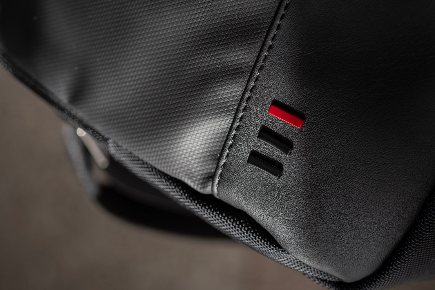 Makroaufnahme eines präzise genähten Details an der Reisefreund Tasche, das die sorgfältige Verarbeitung und Liebe zum Detail hervorhebt.