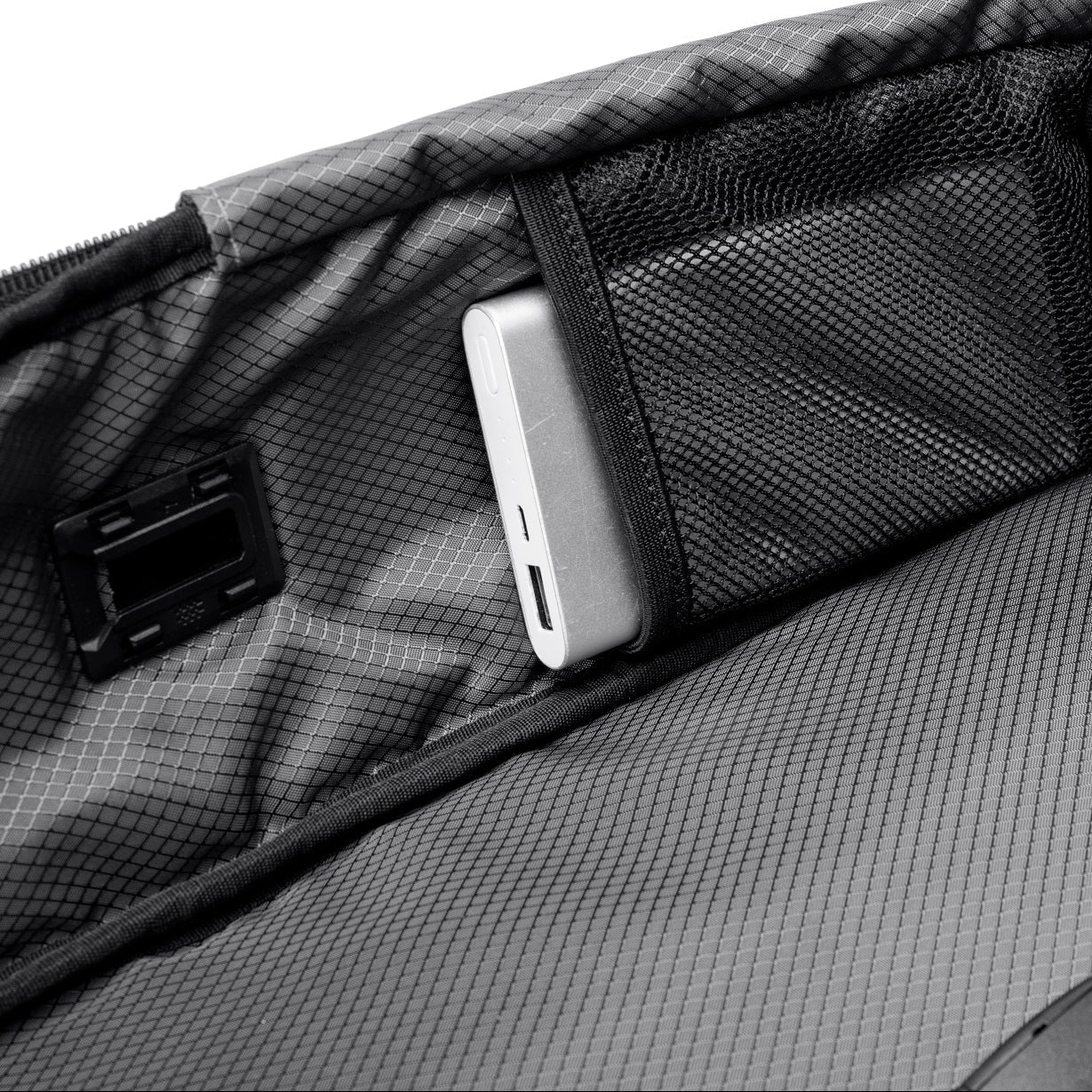 Innenfach des Travel Chic Rucksacks mit Powerbank-Tasche und integriertem USB-Anschluss zum Aufladen mobiler Geräte.