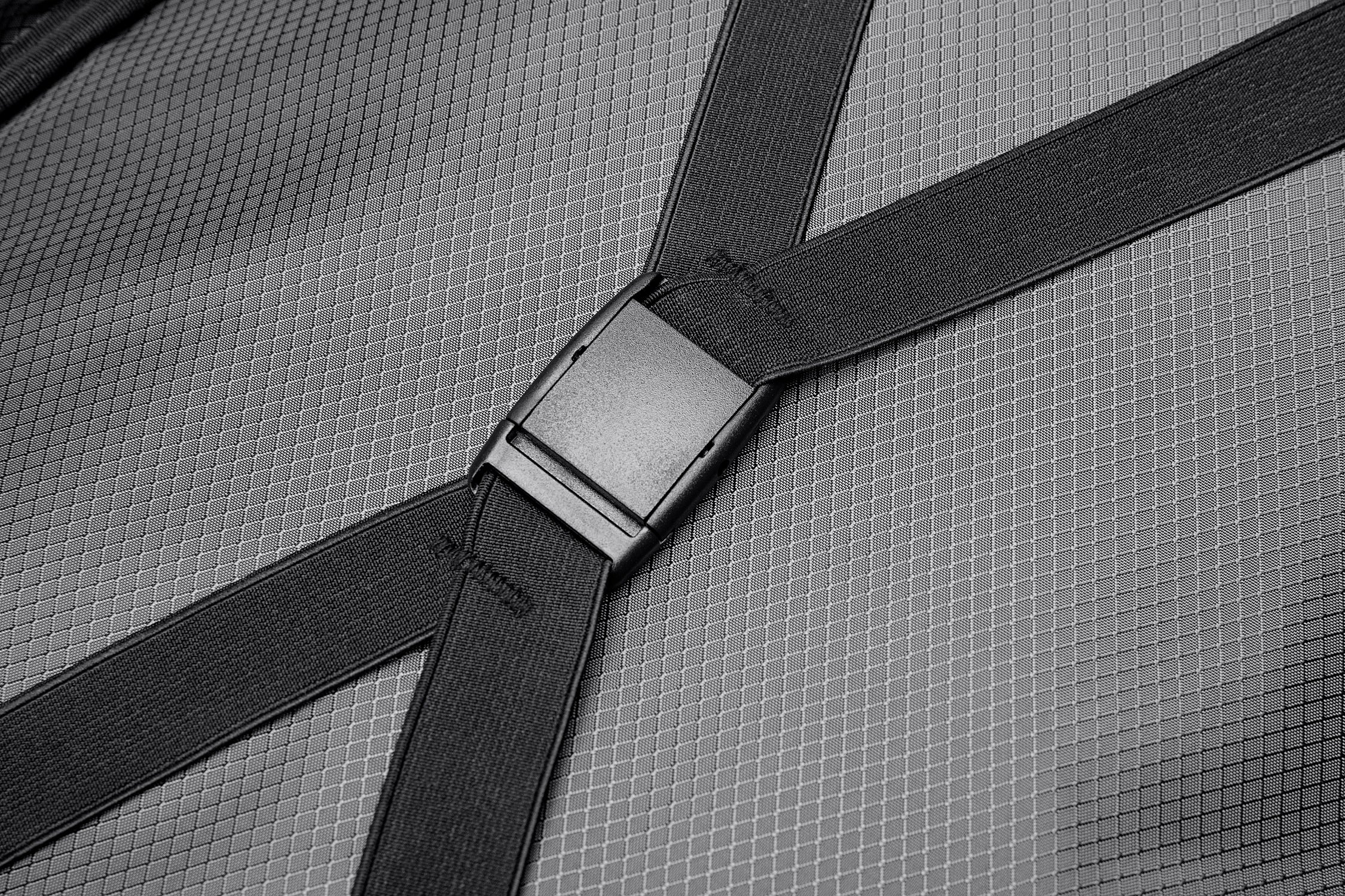 Detailaufnahme der Sicherheitsriemen im Inneren des Rucksacks.