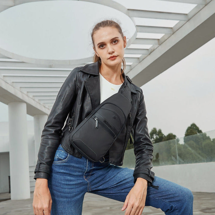 Frau trägt die Solid Crossbody Umhängetasche von Arctic Hunter im urbanen Stil, kompakt, leicht und ideal für Alltag und Reisen