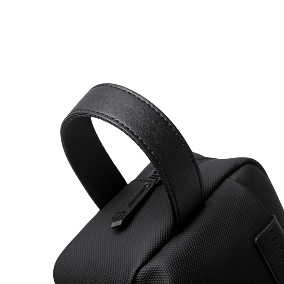Hochwertiger Premium-Griff der Pouch Bag Travel Lite aus schwarzem Kunstleder mit präziser Nahtführung für komfortables Tragen.