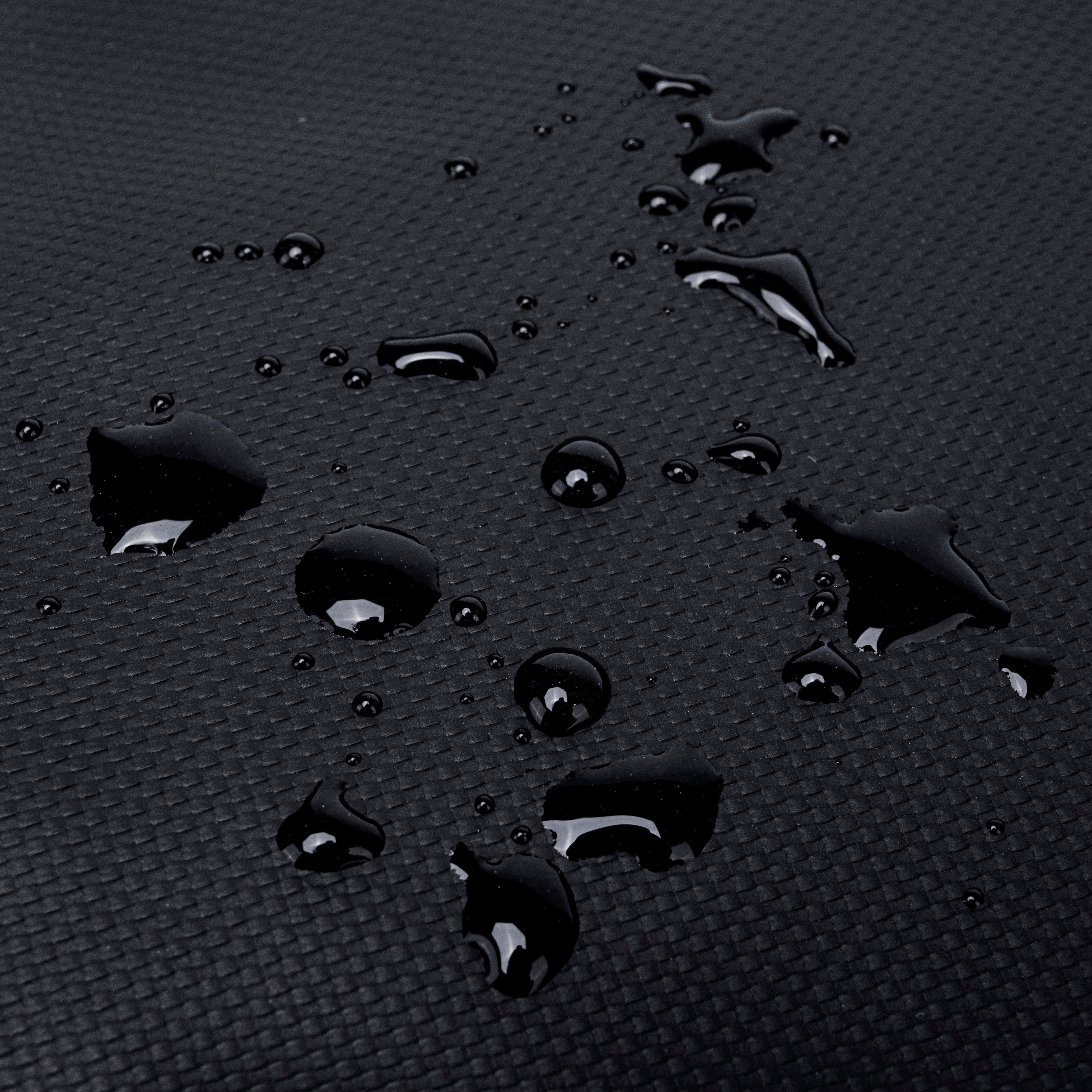 Detailaufnahme des wasserabweisenden Materials – schützt Laptop Rucksack und Umhängetasche zuverlässig vor Regen